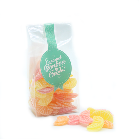 Sachet de bonbons en sucre cuit 3 agrumes, quartiers aromatisés à l’orange, au citron et au pamplemousse.