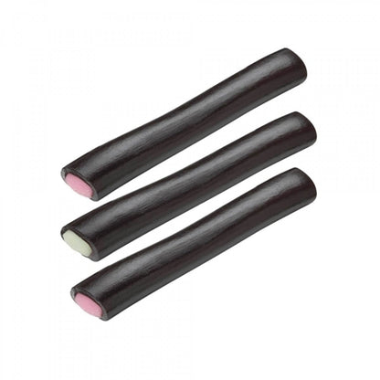 Trois bonbons Cocobat sur fond blanc, friandises moelleuses à la réglisse douce et gourmande.