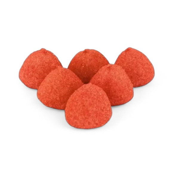 Six guimauves balle de golf goût fraise disposées sur une surface blanche, confiseries moelleuses roses.