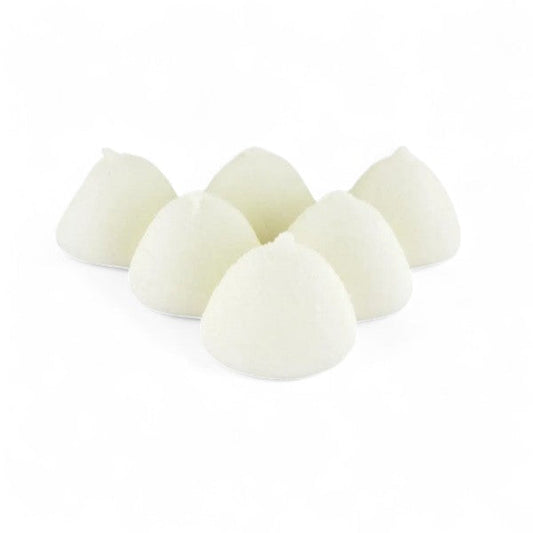 Six guimauves balle de golf goût vanille disposées sur une surface blanche, confiseries moelleuses et fondantes.