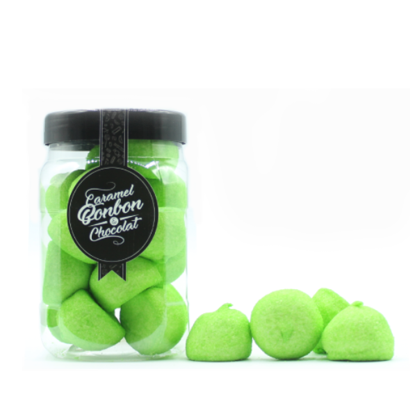 Bonbonnière de guimauves à la pomme sur fond blanc – guimauves vertes moelleuses au goût fruité de pomme.