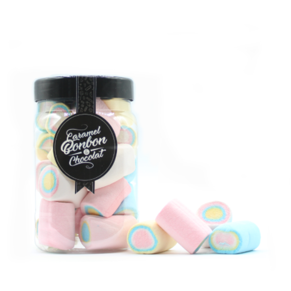 Bonbonnière de guimauves roulées sur fond blanc – guimauves multicolores jaune, bleu, rose et blanc, moelleuses et gourmandes.