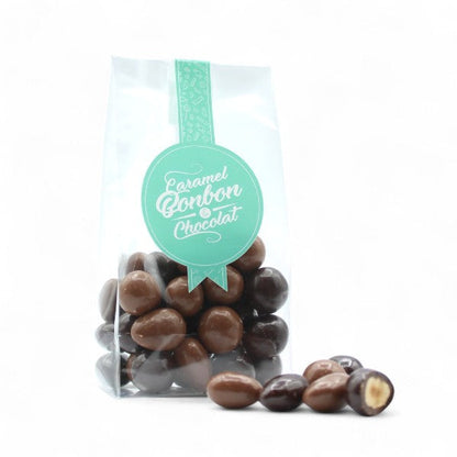 Sachet de noisettes et amandes créoles, fruits secs croquants enrobés de chocolat au lait et de chocolat noir.