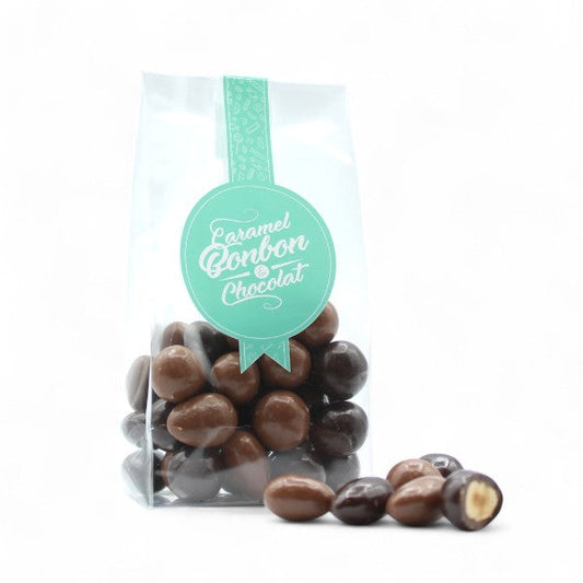 Sachet de noisettes et amandes créoles, fruits secs croquants enrobés de chocolat au lait et de chocolat noir.