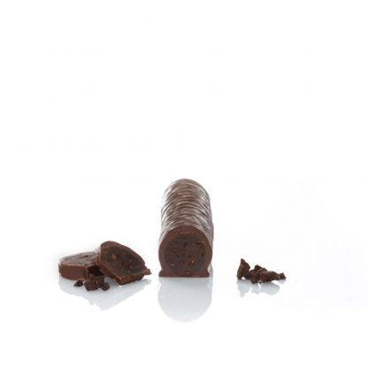 Cigare italien en chocolat noir croqué, révélant une garniture fondante de pâte de noisettes et de cacao aromatique de Papouasie-Nouvelle-Guinée.