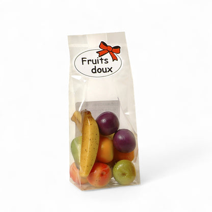 Sachet assortiment de pâte d’amande aux fruits doux, confiseries fondantes en forme de fruits du verger aux saveurs sucrées et raffinées.