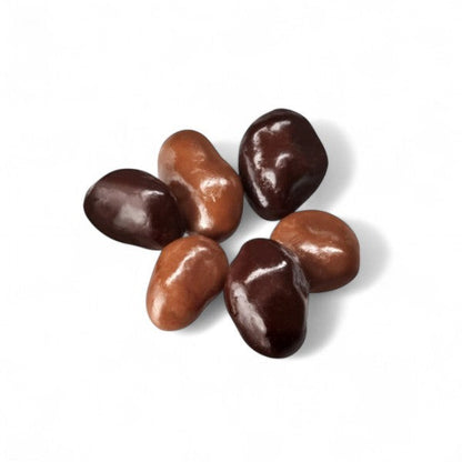 Gros plan de raisins secs enrobés de chocolat au lait et noir en vrac, mettant en valeur la texture brillante et gourmande du chocolat.