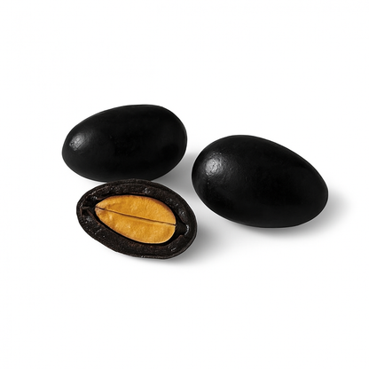 Gros plan d’amandes croquantes enrobées de chocolat noir avec des olives noires, mettant en valeur la texture brillante et l’association gourmande des saveurs.