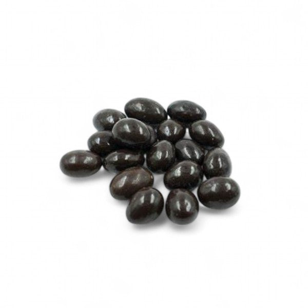 Mélange d’amandes enrobées de chocolat noir et d’olives noires présenté en vrac, image appétissante d’une gourmandise raffinée et originale.