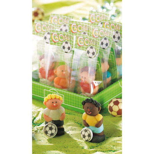 Pâte d’amande en forme de footballeur présentée sur une pochette décorée comme un terrain de football avec étiquette GOAL.