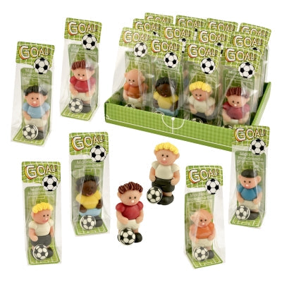Présentoir de sujets footballeurs en pâte d’amande, assortiment coloré de figurines gourmandes au goût d’amande sur le thème du football.