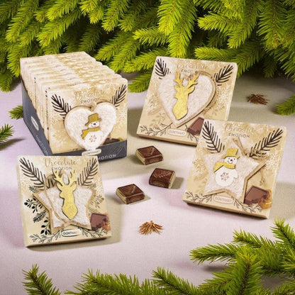 Étui garni de chocolats pralinés suspendu dans un sapin de Noël, décoration en bois festive et gourmande.