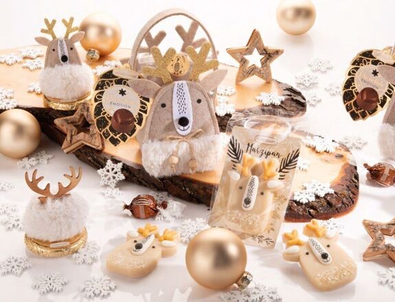 Mise en scène d’une table de fête avec des pâtes d’amande Renne, alliant douceur, élégance et esprit de Noël.