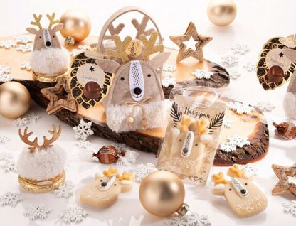 Mise en scène d’une table de fête avec des pâtes d’amande Renne, alliant douceur, élégance et esprit de Noël.