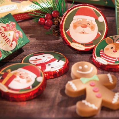 Médaillons pralinés de Noël en chocolat au lait présentés en décoration sur une table, chocolats festifs aux motifs rouges et verts pour les fêtes.