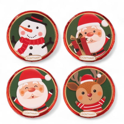Quatre médaillons pralinés de Noël en chocolat au lait fourrés à la crème pralinée, décorés de motifs festifs Père Noël, bonhomme de neige et renne.