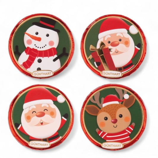 Quatre médaillons pralinés de Noël en chocolat au lait fourrés à la crème pralinée, décorés de motifs festifs Père Noël, bonhomme de neige et renne.