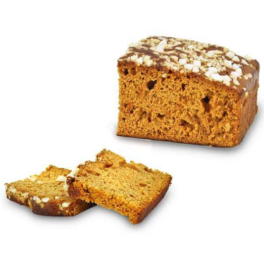 Pain d’épices à l’ancienne au miel coupé en tranches, pavé moelleux et parfumé avec perles de sucre sur le dessus.