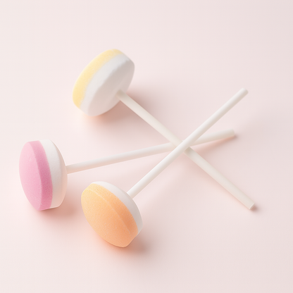 Trois sucettes Lollie Dextrose bicolores sur fond rose pâle – confiseries colorées au goût fruité.