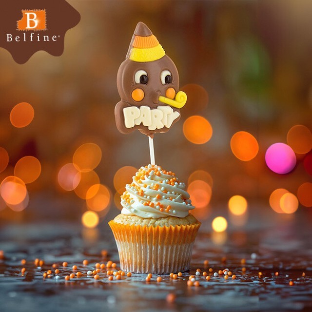 Sucette Lollipops Célébrations Party en chocolat au lait plantée dans un cupcake, décoration gourmande et joyeuse pour fête.