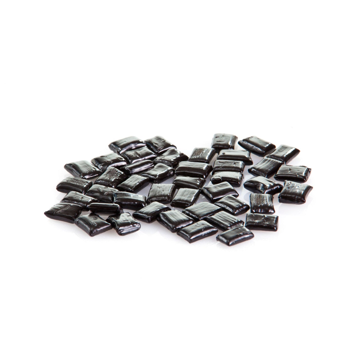 Réglisses dures italiennes “Favette” en vrac, petits morceaux noirs légèrement aplatis à l’arôme naturel de menthe.