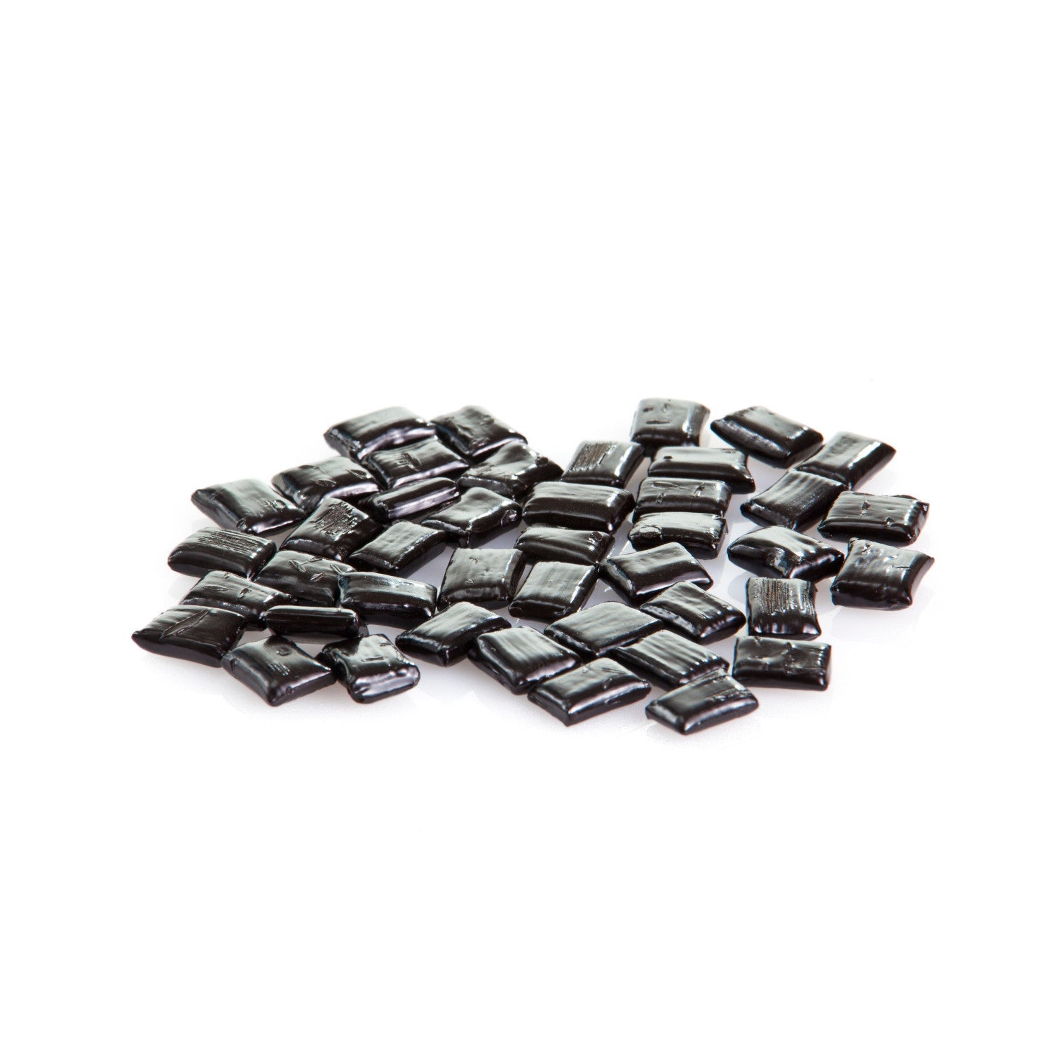 Réglisses dures italiennes “Favette” en vrac, petits morceaux noirs légèrement aplatis à l’arôme naturel de menthe.