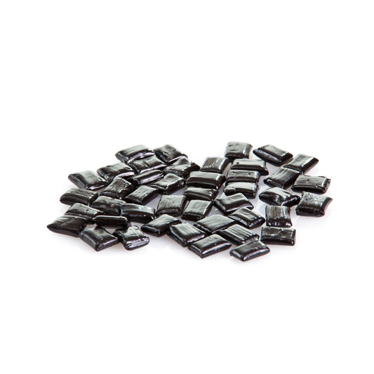 Réglisses dures italiennes “Favette” en vrac, petits morceaux noirs légèrement aplatis à l’arôme naturel de menthe.