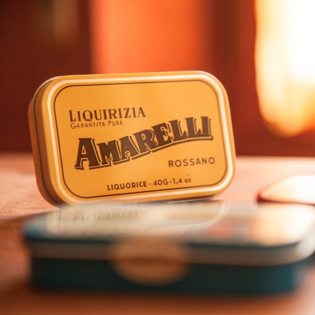 Boîte métallique de réglisses Spezzata posée sur un plan de cuisine, confiserie élégante à la réglisse au goût authentique.