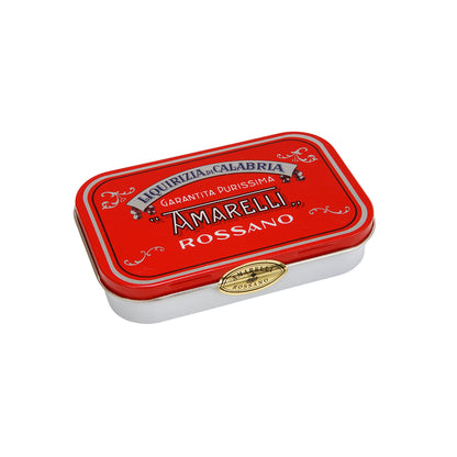 Boîte métallique fermée au design élégant.