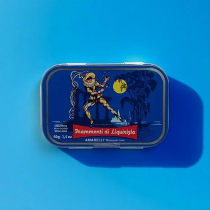 Boîte métallique de réglisses Rombetti sur fond bleu – bonbons durs à la réglisse et anis.