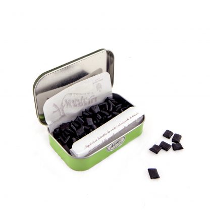 Boîte métallique ouverte de réglisses Favette – morceaux de réglisse dure à la menthe.