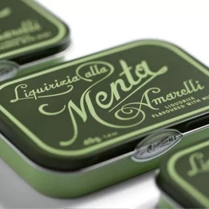 Boîte métallique de réglisses Favette – bonbons durs mentholés au goût de réglisse naturelle.