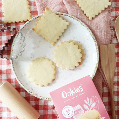 Préparation pour biscuits sablés à la vanille de Madagascar utilisée en pâtisserie, scène gourmande et familiale autour de la préparation bio.