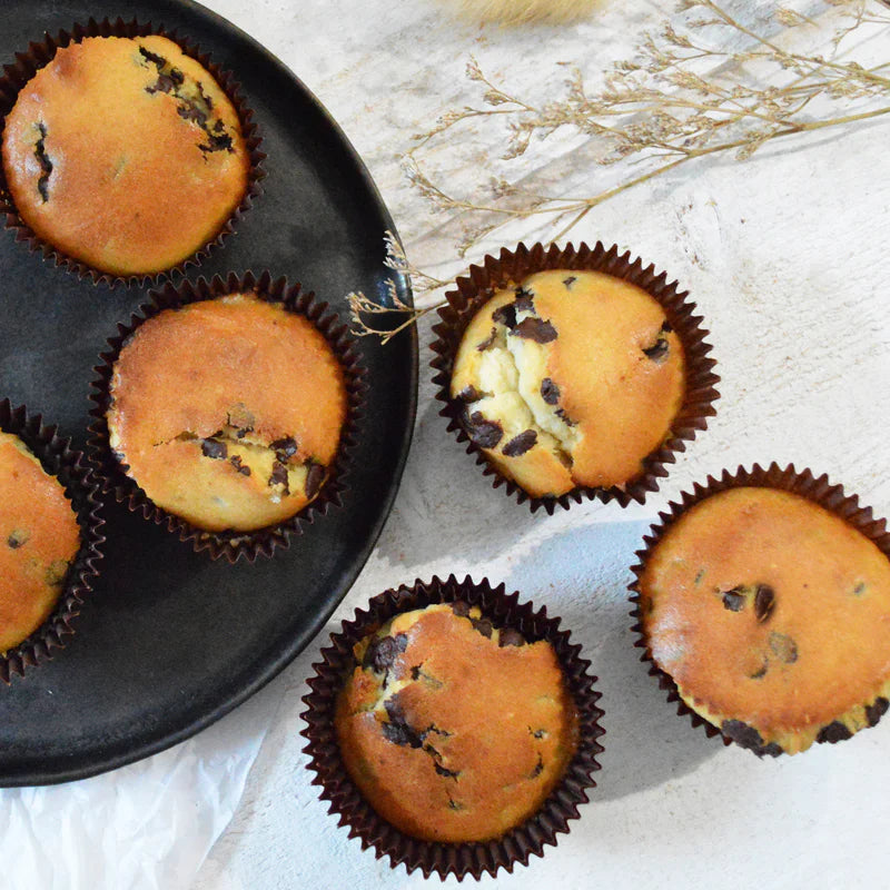 Muffins aux pépites de chocolat dorés et moelleux, réalisés avec la préparation bio, parfaits pour un goûter gourmand.