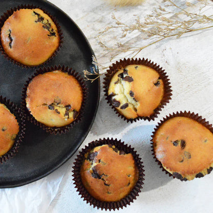 Muffins aux pépites de chocolat dorés et moelleux, réalisés avec la préparation bio, parfaits pour un goûter gourmand.