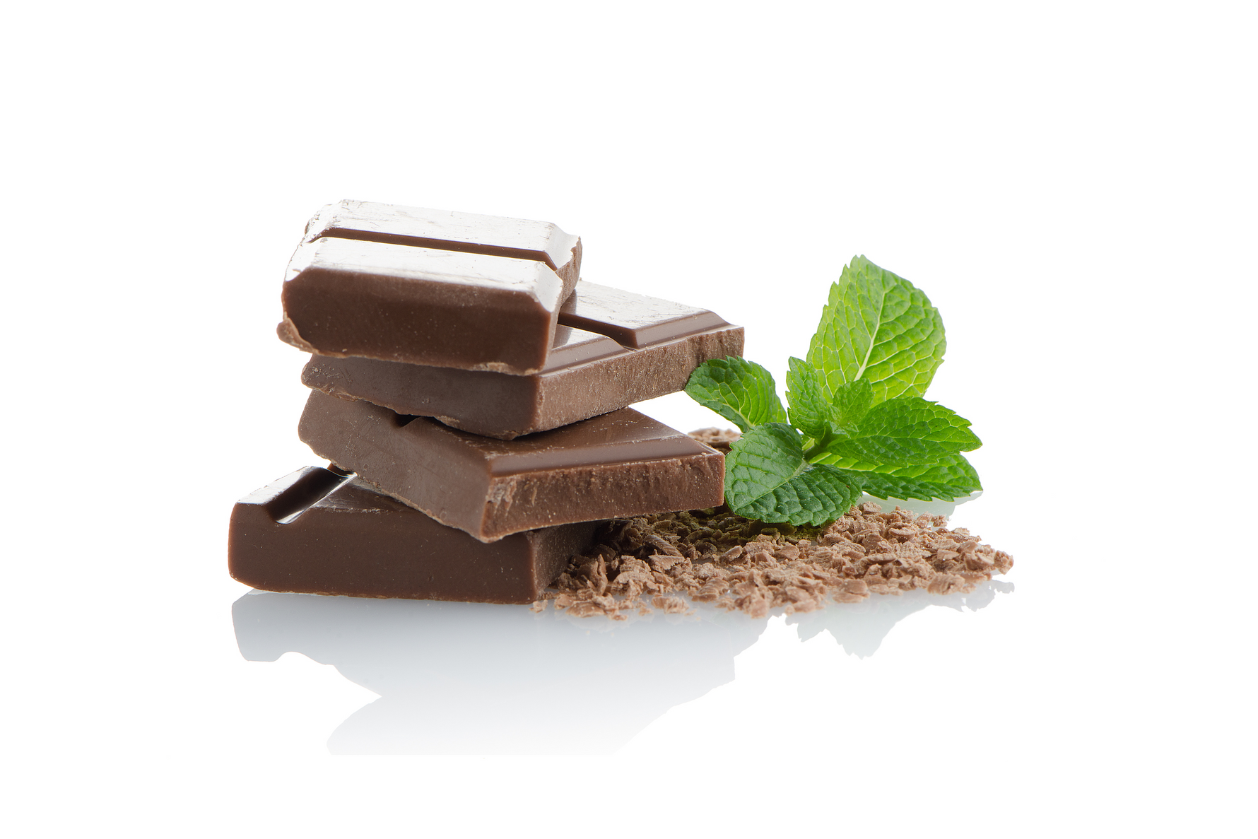 Carrés de chocolat noir empilés avec une feuille de menthe fraîche, mettant en valeur la qualité artisanale et la gourmandise du chocolat.