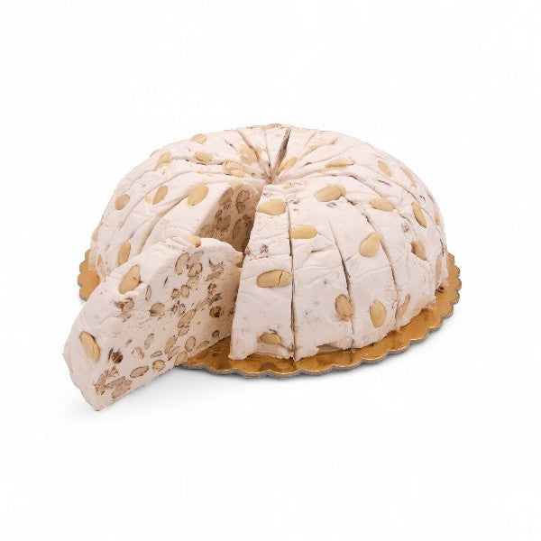 Part de gâteau de nougat tendre nature aux amandes, recette allégée en sucre, douceur fondante et croquante à la fois.