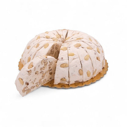 Part de gâteau de nougat tendre nature aux amandes, recette allégée en sucre, douceur fondante et croquante à la fois.