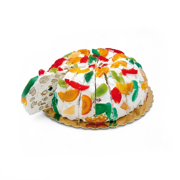 Part de gâteau de nougat aux fruits confits, recette allégée en sucre, confiserie fondante et colorée à base de miel et de fruits confits.