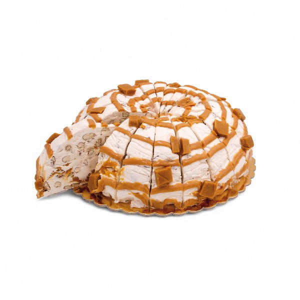 Part de gâteau de nougat au caramel beurre salé, douceur fondante allégée en sucre au goût équilibré et raffiné.