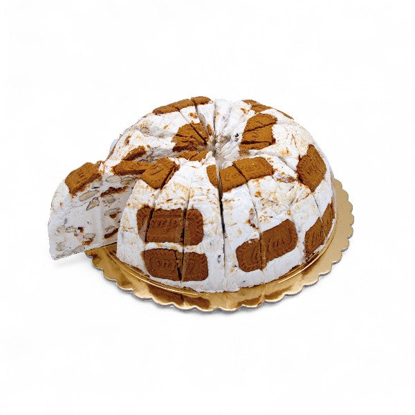 Part de gâteau de nougat tendre au spéculoos, recette allégée en sucre, confiserie fondante aux notes épicées et chaleureuses du biscuit spéculoos.