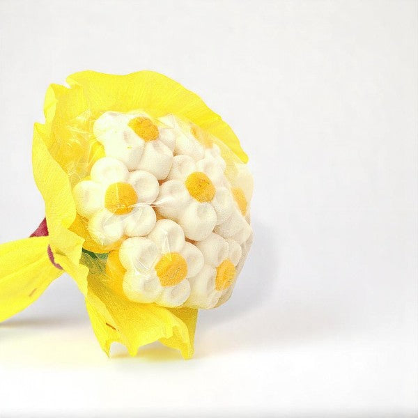 Brochette “Bouquet de Fleurs” en guimauves jaunes – bonbons moelleux en forme de marguerites, douceur sucrée et raffinée.