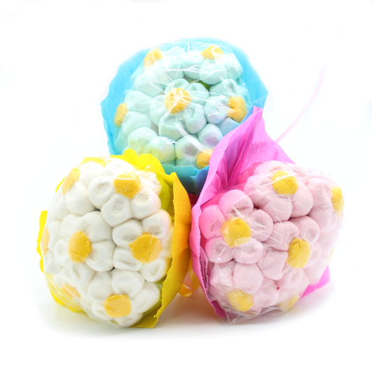 Trois brochettes “Bouquet de Fleurs” en guimauves – marguerites colorées bleu, jaune et rose, friandises printanières gourmandes.