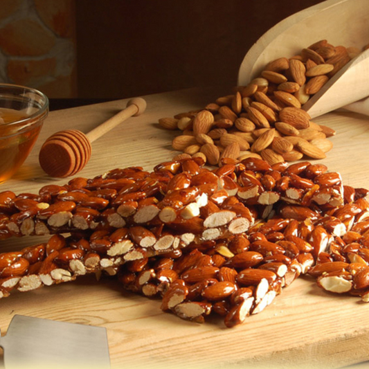 Barres snacking amande croquante sur une table de cuisine avec un sac d’amandes, mise en scène artisanale d’une gourmandise croquante et naturelle.