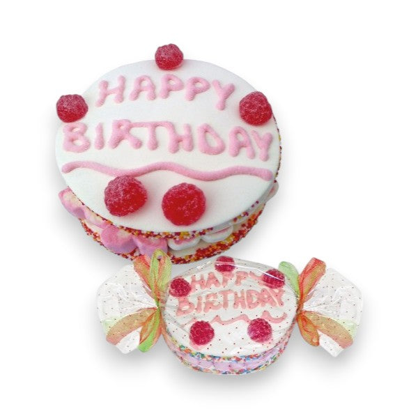 Gâteau “Happy Birthday” en bonbons – guimauves à la vanille et confiseries gélifiées colorées, emballé en papillote.