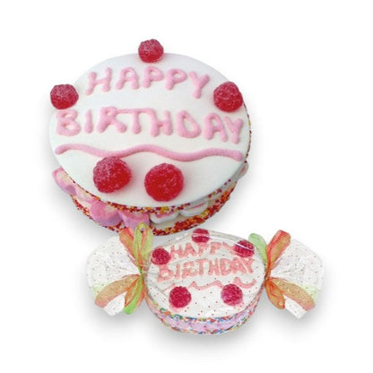 Gâteau “Happy Birthday” en bonbons – guimauves à la vanille et confiseries gélifiées colorées, emballé en papillote.