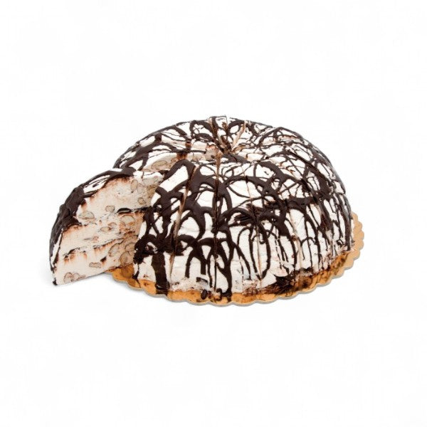 Part de gâteau de nougat tendre amande chocolat, recette allégée en sucre, confiserie fondante mêlant douceur du nougat, éclats d’amandes et touche de chocolat.