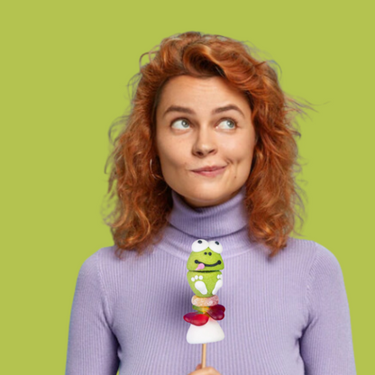 Femme dégustant une brochette de guimauve “Grenouille” – friandise artisanale décorée à la main, thème animaux du zoo.