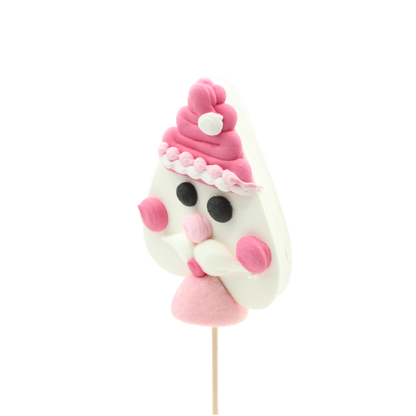 Brochette guimauve “Père Noël” 78g vue de trois quarts, confiserie moelleuse et décorée à la main au glaçage royal, saveurs fraise et vanille.