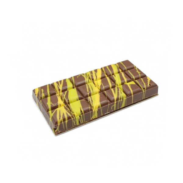 Tablette de chocolat au lait “Dubaï” – chocolat fondant garni de crème de pistache et de kadaïf croustillant.